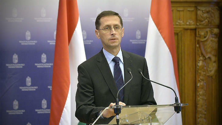 Varga Mihály szerint a 8 százaléknál is kevesebb emelés nagyszerű az idei 16 százalékos infláció után (Fotó: Máthé Zoltán /MTI)