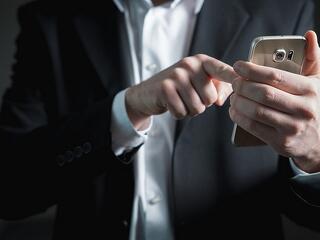 Harc az okostelefonok piacán – mikor éri be az Apple a Samsungot?