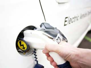 Kilőtt az elektromos autók és hibridek iránti érdeklődés