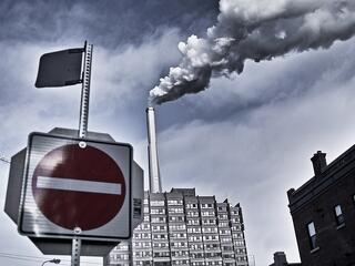 A szennyező cégeket segítő politikusokat  támadja a milliárdos