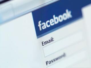 "A főnök megint a Facebook oldalamat böngészi!"
