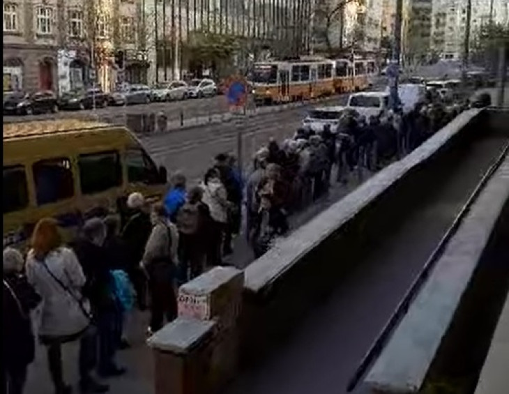 Gigasor a Fehérvári úti rendelőnél (Fotó: Farkas Zoltán/Facebook)