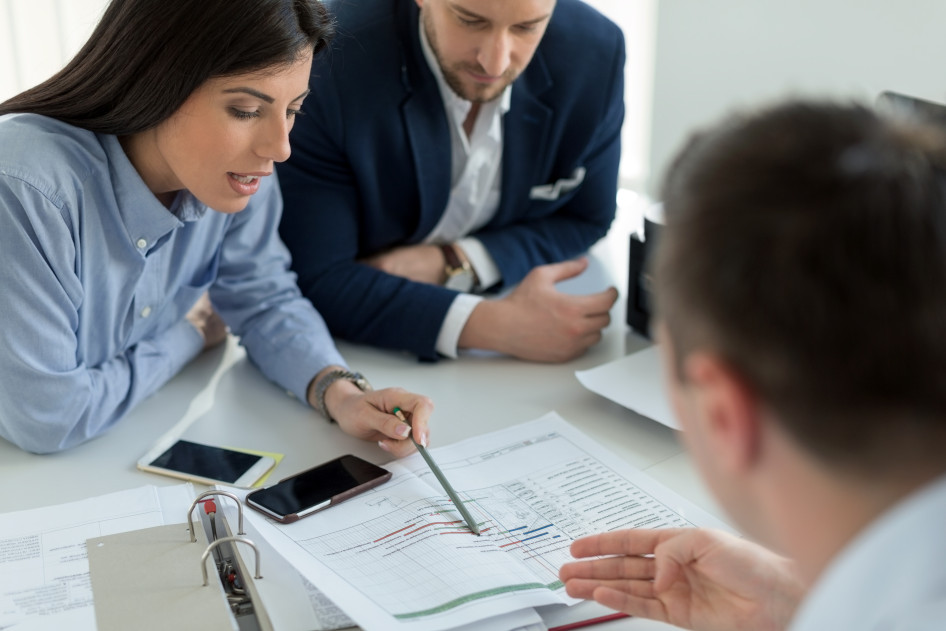 Ügyfelek és tanácsadók tárgyalnak. Forrás: CIB Bank, Gettyimages