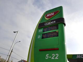 Ki érti ezt? Holnaptól itthon emelkedik a benzin ára, míg Horvátországban és Szlovéniában csökken