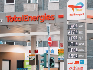 Mégsem lesz francia benzinársapka, helyette támogatják az alacsonyabb jövedelműek üzemanyag-vásárlásait
