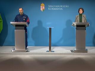 SMS-csalók támadják az oltakozókat - miről volt szó az operatív törzs tájékoztatóján?