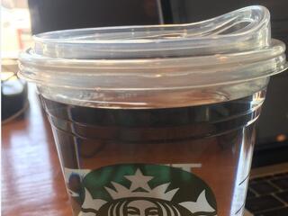A Starbucks beépíti a szívószálat a kávés poharakba: ez lesz az új módi?