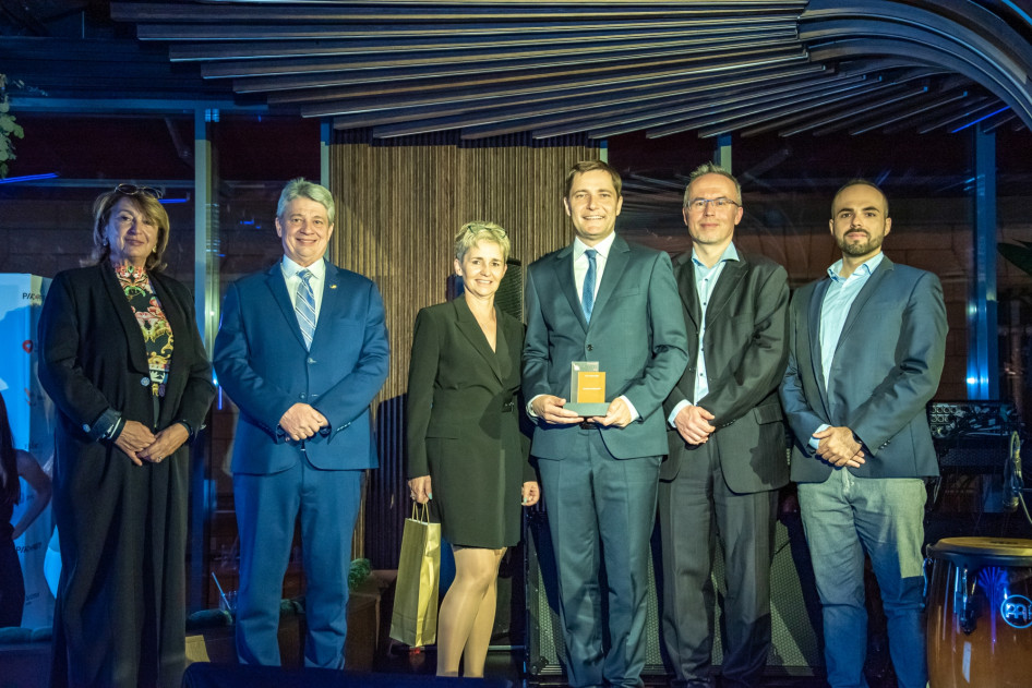 A kép közepén a győztesek: Mezei Magdolna, az Accorde adminisztrációs területért felelős igazgatója és Gyurcsik Attila, az Accorde Alapkezelő vezérigazgatója. A díjakat átadták (balról jobbra): Ács Zsuzsanna, a Privátbankár.hu ügyvezető igzgatója; Ónody Tamás, a Treasury Club Hungary elnöke; Barsi László, a Tigra Zrt. műszaki vezérigazgató-helyettese és Barta Gergő, a Deloitte senior managere. Fotó: Klasszis Média / Dala Gábor