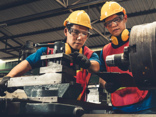 Láthatatlan NAV-kockázat cégeknél: így lehet hibázni a külföldi dolgozók foglalkoztatásánál 