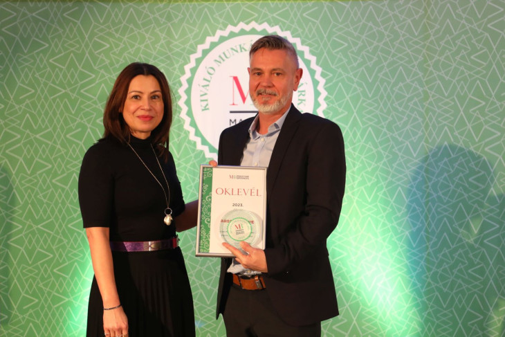 Nagy Ervin, az R-Water ügyvezetője veszi át a 2023-as Kiváló munkáltatói márka Magyar Brands díjat