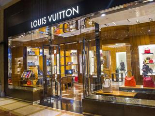 Megbillent a luxusóriás