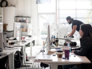 Örülhetnek a fiatalok: az érdekükben összefogott két hazai cégóriás