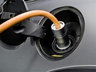 Támogatják és felmatricázzák a környezetbarát autókat