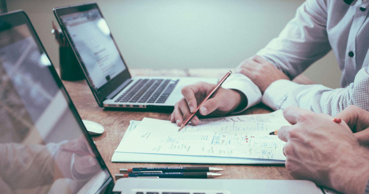 1 millió forint felett keresnek a fehérgallérosok 