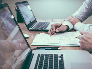 1 millió forint felett keresnek a fehérgallérosok 