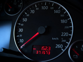 Kilométeróra-csalás: így verhetik át az import autóknál