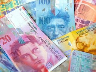 Az OTP 200 forinton állítja meg a svájci frankot