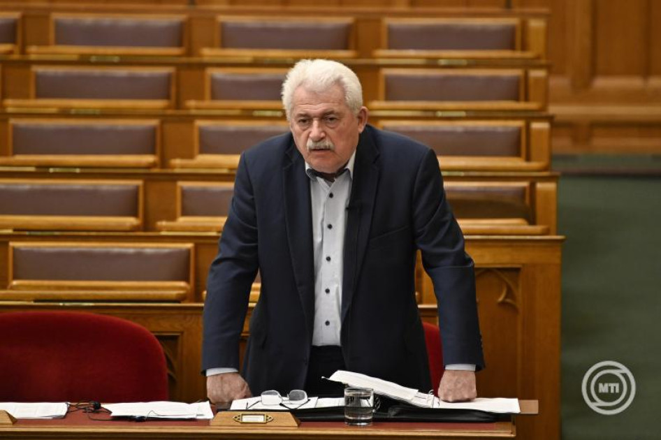 Fónagy János, a Nemzetgazdasági Minisztérium parlamenti államtitkára segíti az emberek készpénzhez jutását