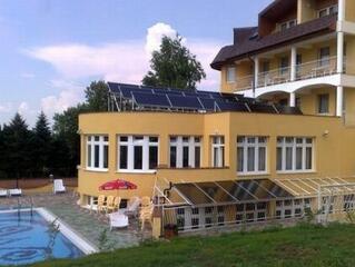 Napkollektorok és hőszivattyúk hűtik-fűtik a magyar hotelt