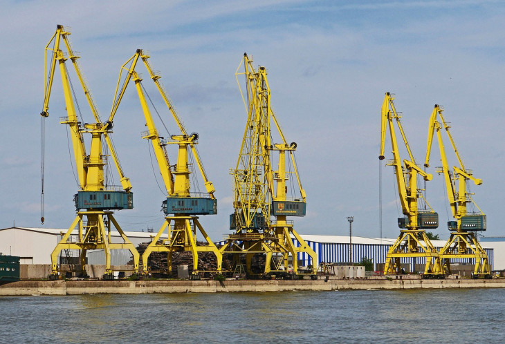Megállás nélkül dolgoznak a kikötői daruk Romániában (Fotó: Pixabay)