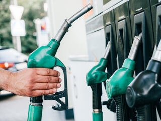 Csökkenő benzinár, jobb fogyasztói hangulat