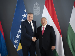 Orbán Viktor barátja küzd, mint malac a jégen