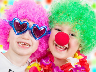 Gyúlékony maszkok és égő parókák nyomában: országos razzia indul