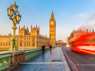 Történelmi vereséget szenvedtek a hagyományosan nagy pártok az Egyesült Királyságban