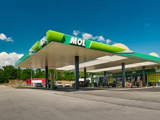 A Mol is részesül a háború hasznából