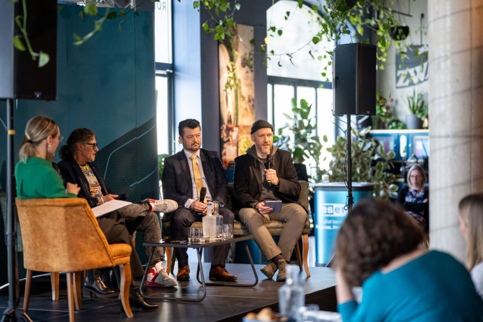 A felmérést bemutató beszélgetést vezető Bombera Krisztina, valamint Csizmazia-Darab István, Kerek István és Keleti Arthur