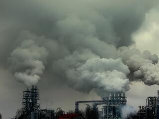 Jól keresnek a szennyezők az emissziós kvótákon