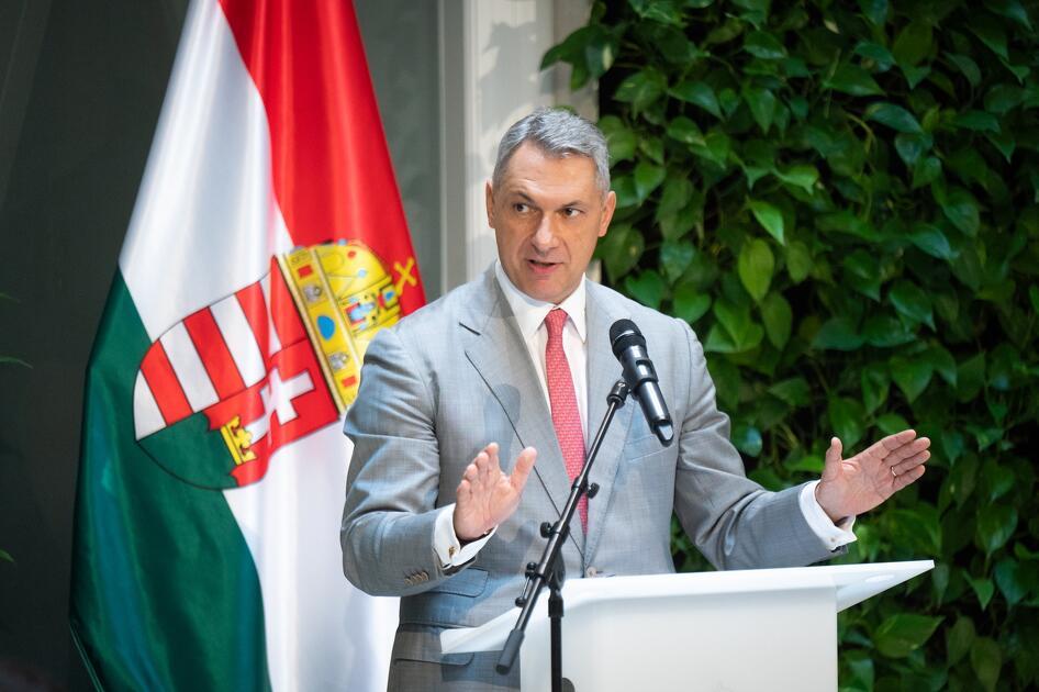 Lázár János úgy tűnik megunta a megszorító politikus szerepét