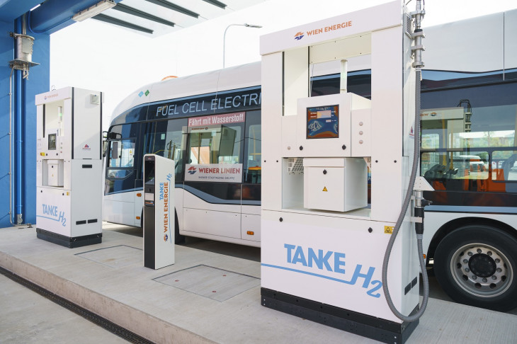 Hatvan busz és teherautó számára elegendő üzemanyagot termel naponta Bécs első zöldhidrogén-üzeme 