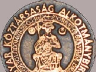 Alkotmányos a különadó