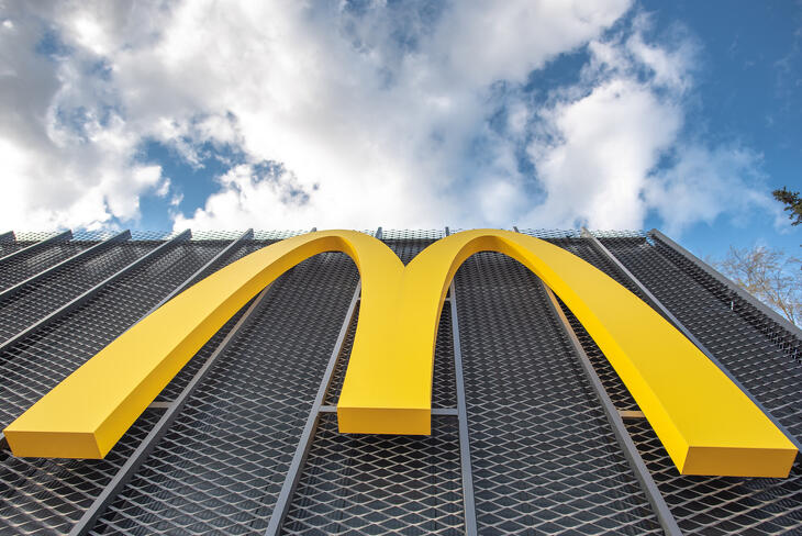 Több mint másfél milliárd forintot fordít idén bérfejlesztésre és a dolgozók ösztönzésére a hazai McDonald's (Fotó: Depositphotos)