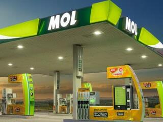Több tucat benzinkutat adott el a Mol
