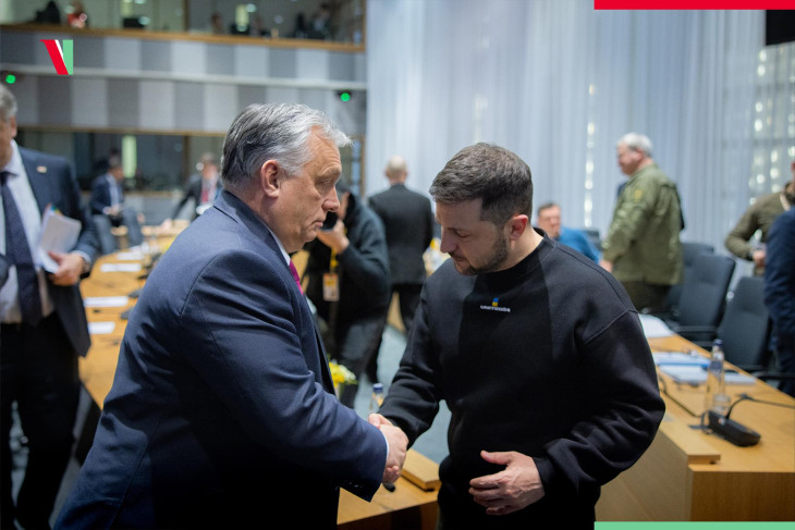 A két politikus kezet fogott Brüsszelben (Fotó: Orbán Viktor/Facebook)