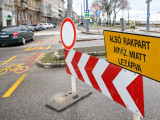 Az alsó rakpart lezárására figyelmeztető KRESZ-táblák az I. kerületi Halász utcánál 2023. december 25-én (Fotó: MTI/Illyés Tibor)
