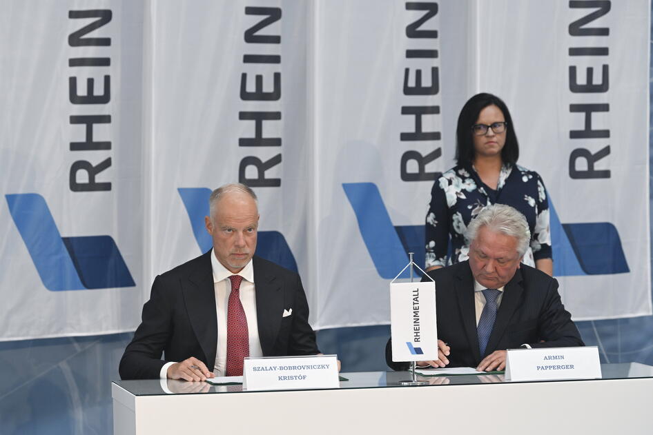 Szalay-Bobrovniczky Kristóf honvédelmi miniszter és Armin Papperger, a Rheinmetall elnöke együttműködési megállapodást ír alá a német hadiipari cég zalaegerszegi harckocsigyárának avatásán 