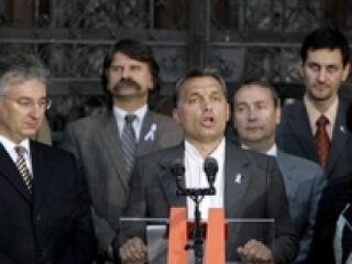 Ezentúl öttől hatig a Kossuth téren