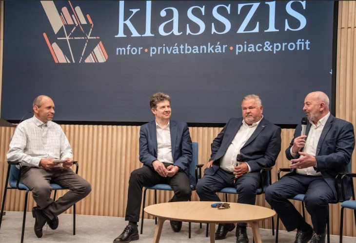 A beszélgetés résztvevői, Aszódi Attila, Kiss Csaba és Holoda Attila, továbbá a beszélgetés moderátora (balra) Király Béla