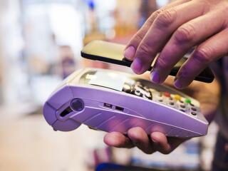 Bankkártya vagy mobiltelefonos fizetés - melyiket válasszam?