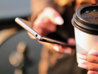 Nem kéne a telefon, mégis órákig nyomkodjuk naponta