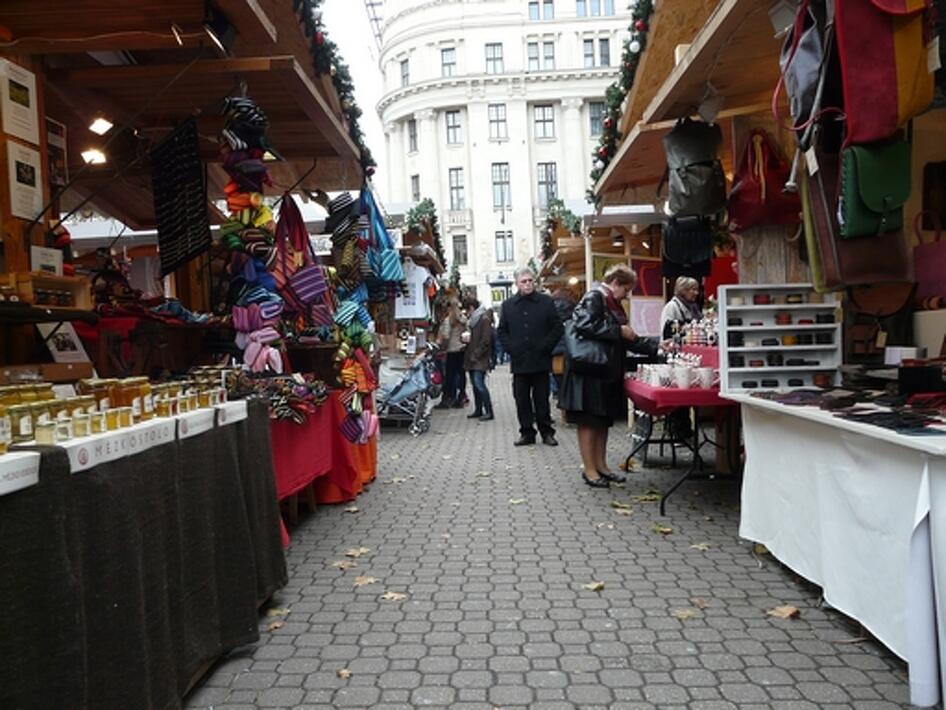 Minden szaloncukor alá benéznek