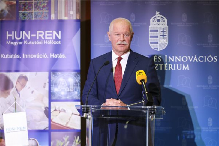 Csák János kultúráért és innovációért felelős miniszter beszédet mond a Research Grant Hungary Programot ismertető sajtótájékoztatón 