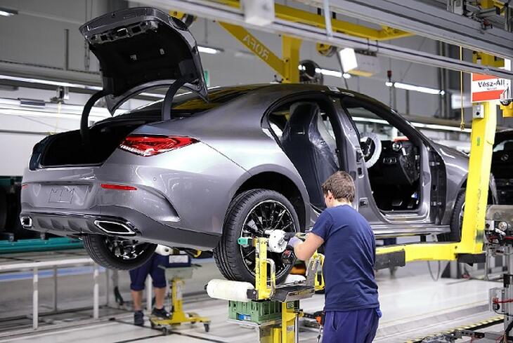 Milliomosok lesznek a  dolgozók (Fotó: Mercedes-Benz Manufacturing Hungary Kft.)
