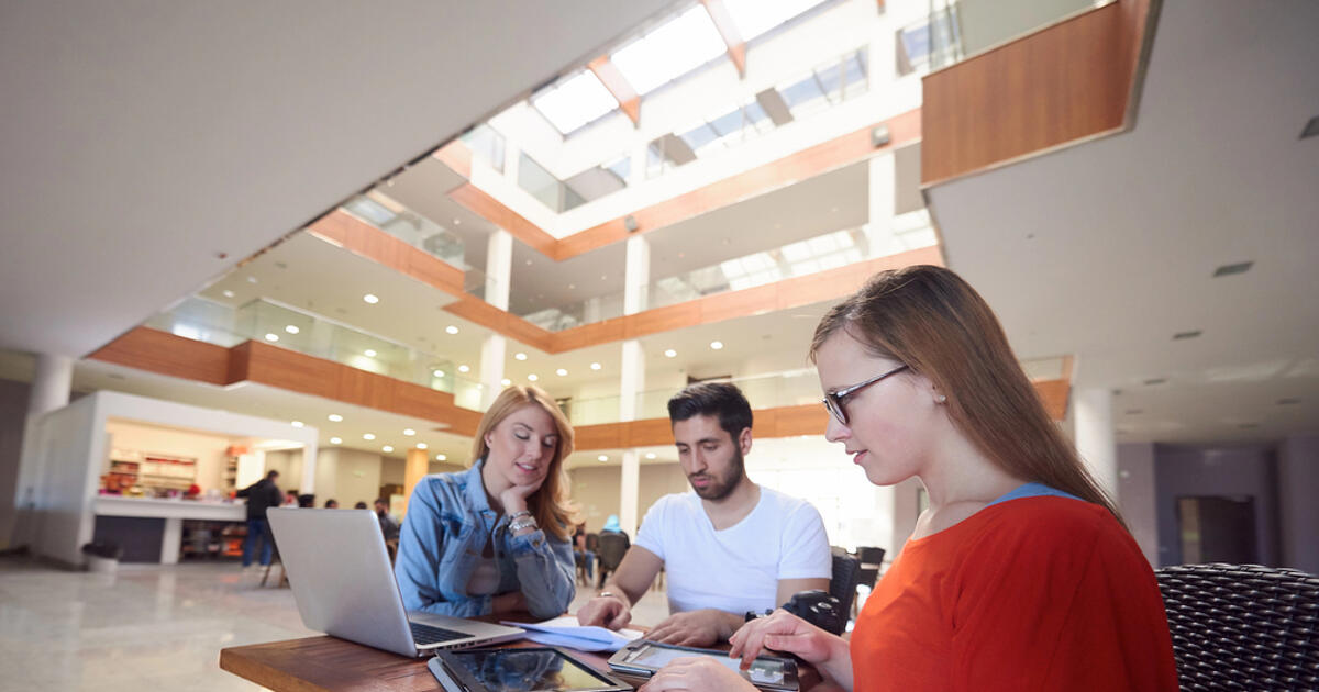 Csak a ledolgozott órát fizetik: ezért szeretik a cégek a diákokat