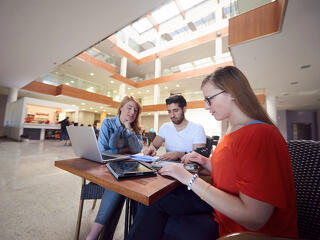 Csak a ledolgozott órát fizetik: ezért szeretik a cégek a diákokat