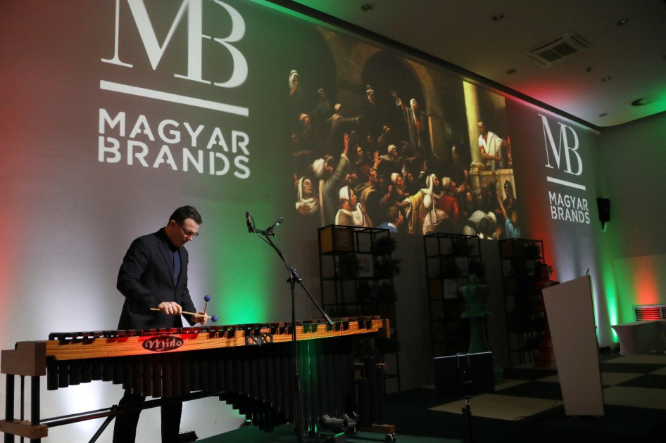 A MagyarBrands az idei díjátadó eseményének zenei előadójaként Szives Márton marimba-művészt kérte fel, aki koncertjein a vizualitást és a performanszot újfajta, zongoraszerű-hangszerkezeléssel ötvözi
