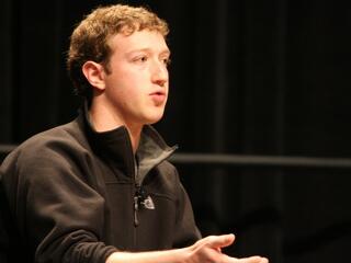 Kétmilliárd forintból, magánrepülővel és testőrséggel utazott Mark Zuckerberg